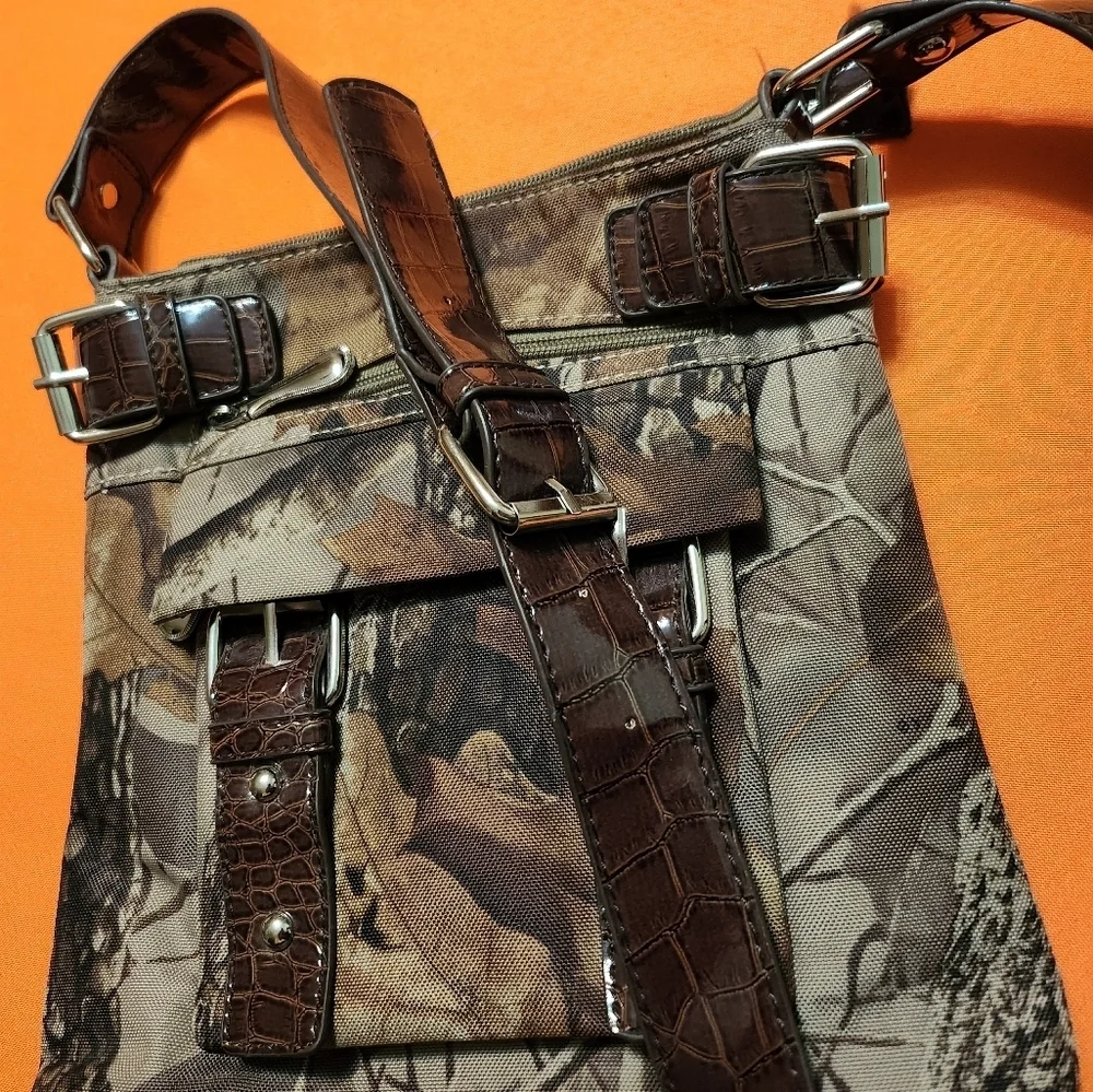 REALTREE CAMOFLAUGE Crossbody With Faux CROC Strap - Picture 8 of 9